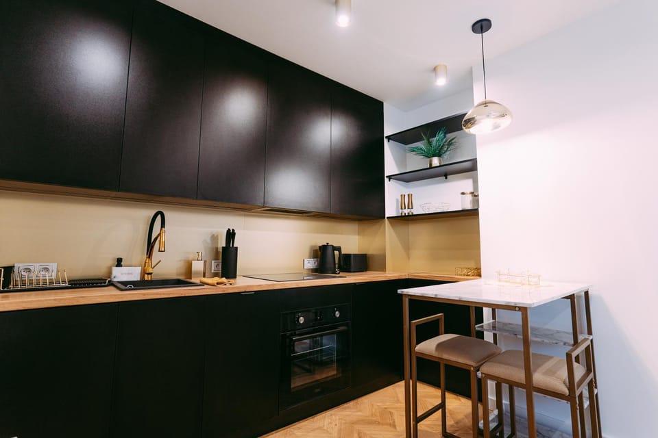 Coffee/tea facilities, Kitchen or kitchenette, Dining area, stove, toaster