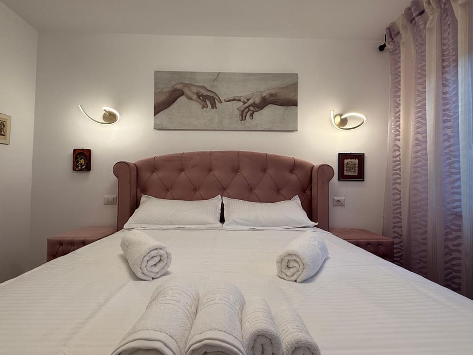 Bed, Bedroom, towels