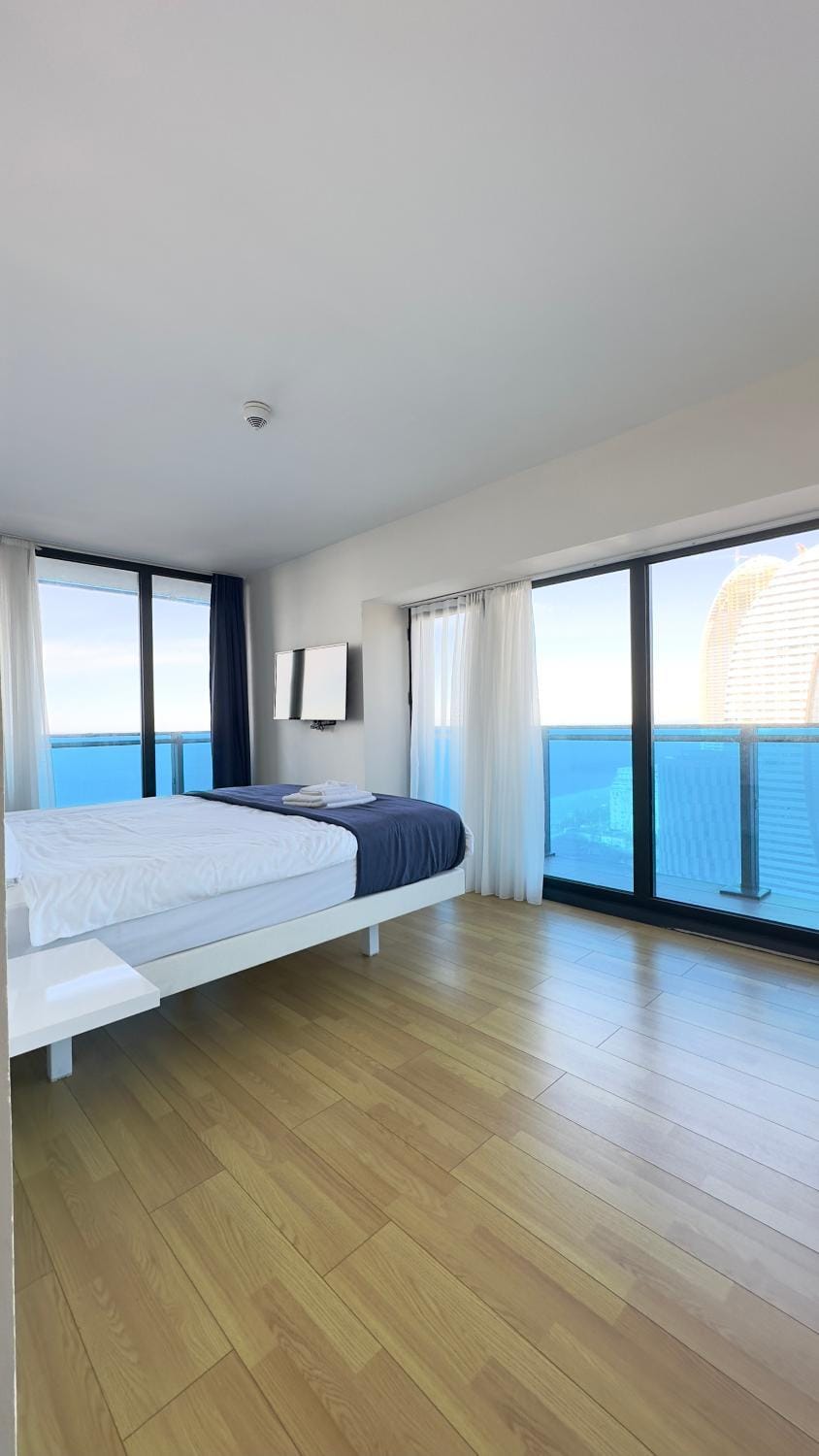 Property building, Communal lounge/ TV room, Bed, Bird's eye view, View (from property/room), Photo of the whole room, Bedroom, City view, City view, Landmark view, Mountain view, Sea view, Street view