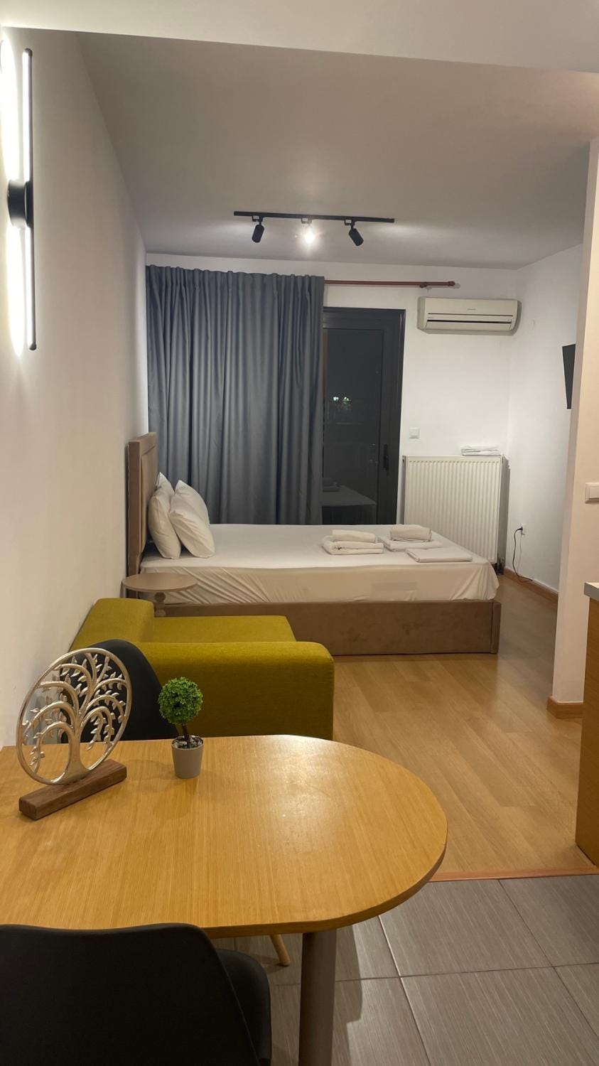 Bed, TV and multimedia, Living room, Photo of the whole room, Seating area, Dining area, Bedroom