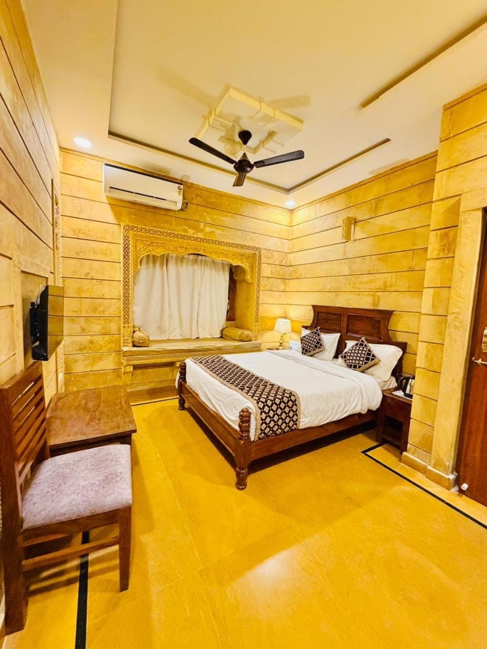Bed, TV and multimedia, air conditioner