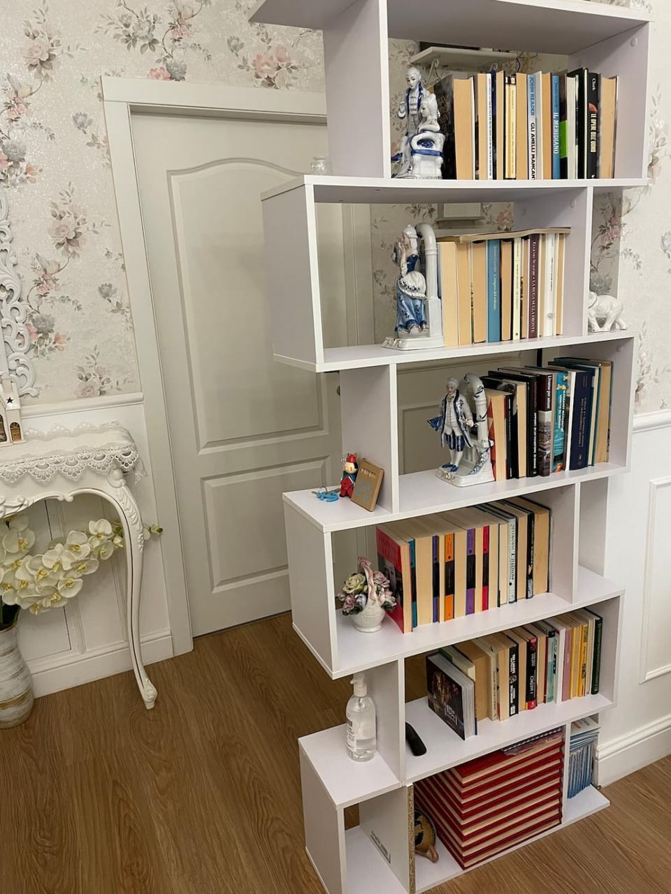 Library, Photo of the whole room
