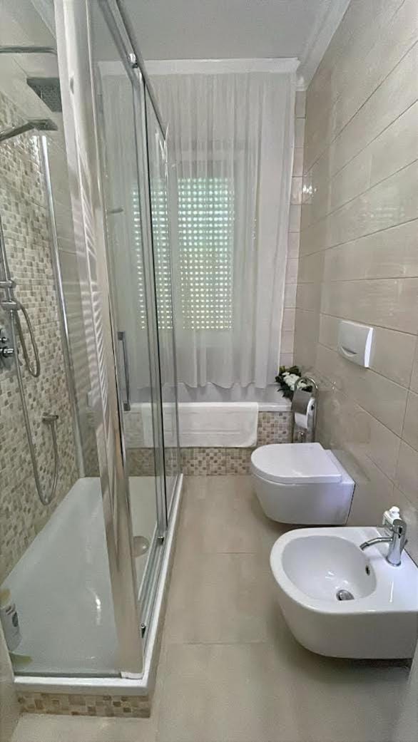 Shower, Toilet, Bathroom, Bath, bidet, towels
