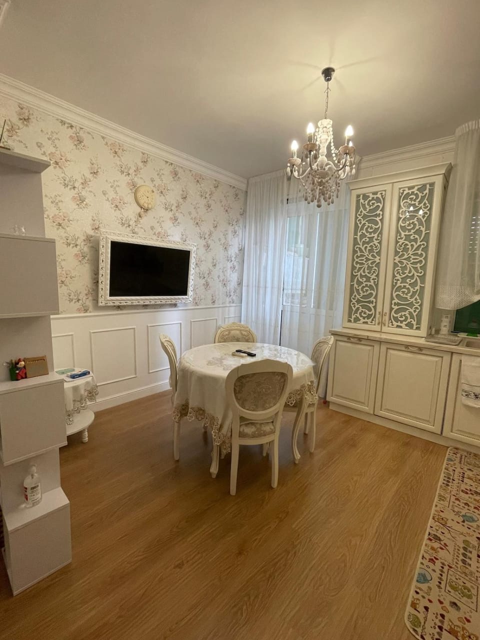 TV and multimedia, Kitchen or kitchenette, Living room, Seating area, Dining area