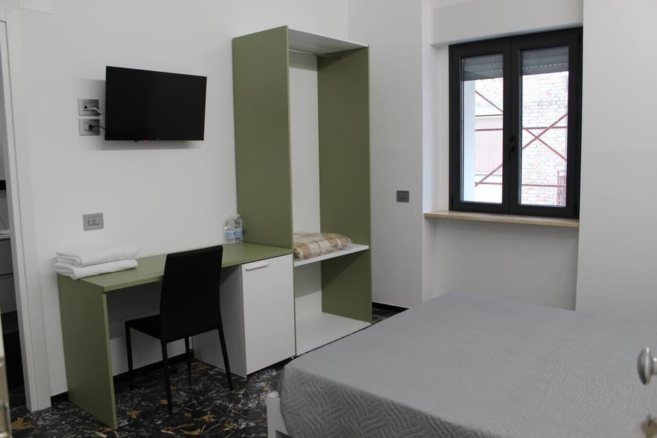 Bed, TV and multimedia, Photo of the whole room, Bedroom