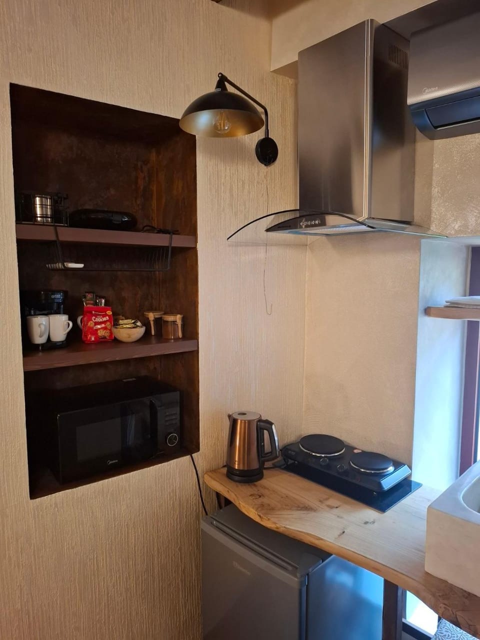 Coffee/tea facilities, Kitchen or kitchenette, stove