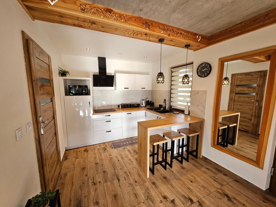 Kitchen or kitchenette, dishwasher, stove