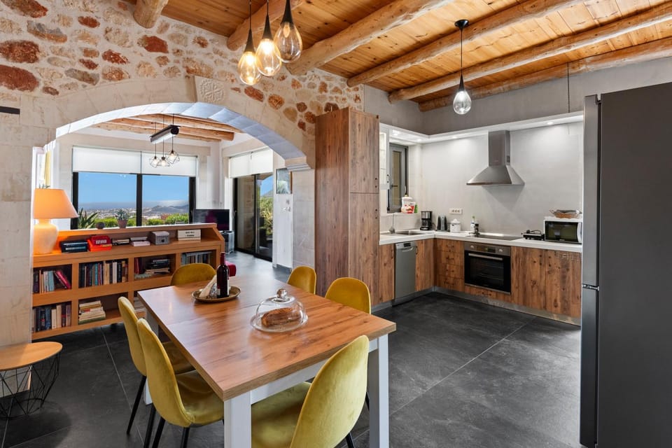 Kitchen or kitchenette, Living room, Seating area, Dining area, minibar, oven, pet friendly, stove