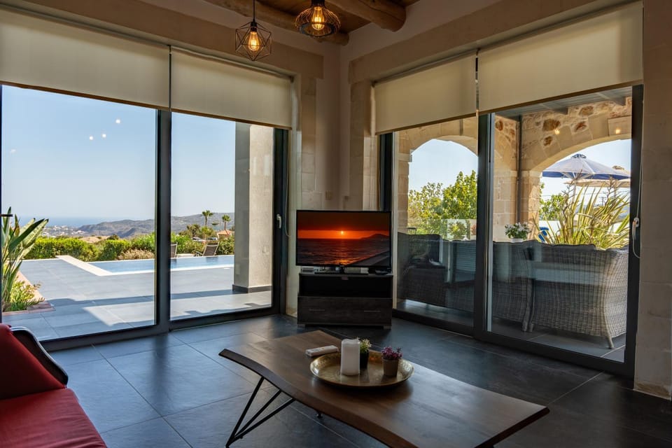 Patio, Day, Natural landscape, TV and multimedia, View (from property/room), Balcony/Terrace, Living room, Seating area, Dining area, Mountain view, Pool view, Swimming pool
