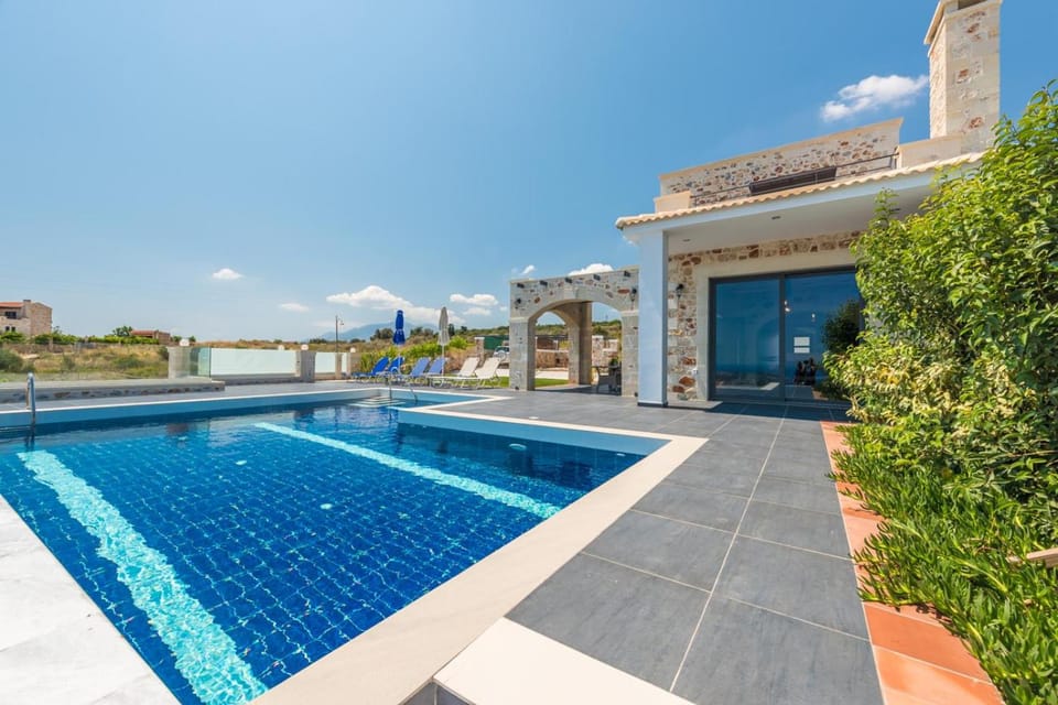 Property building, Day, Pool view, Swimming pool, Swimming pool, sunbed