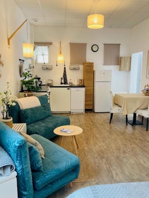 Kitchen or kitchenette, Seating area