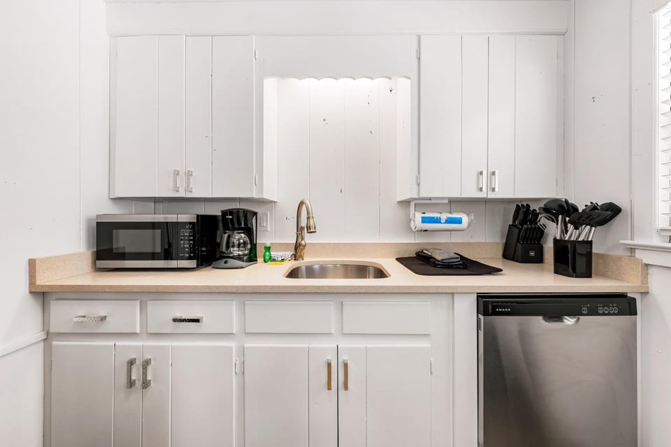 Kitchen or kitchenette, dishwasher