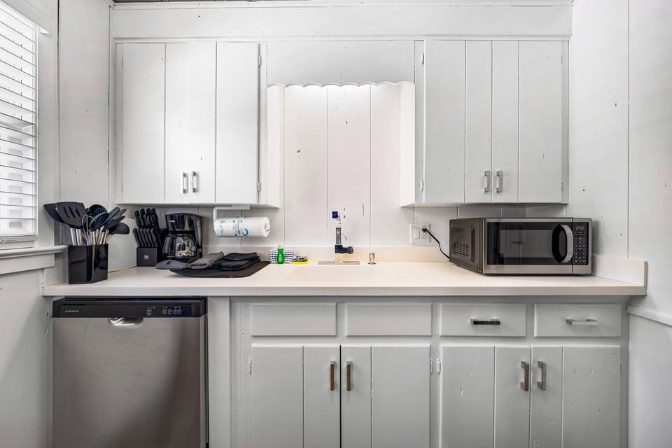 Kitchen or kitchenette, dishwasher