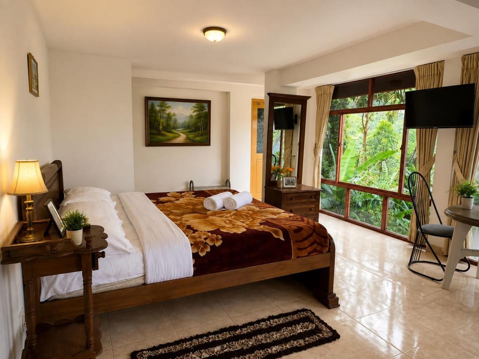 Bed, TV and multimedia, Photo of the whole room, Seating area, Bedroom