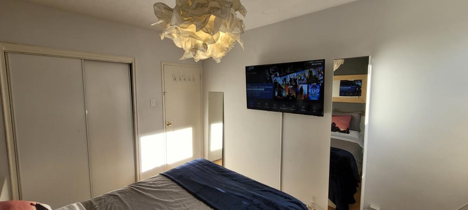 Medium size room for 2 Bed and Breakfast in Toronto