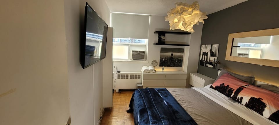 Medium size room for 2 Bed and Breakfast in Toronto