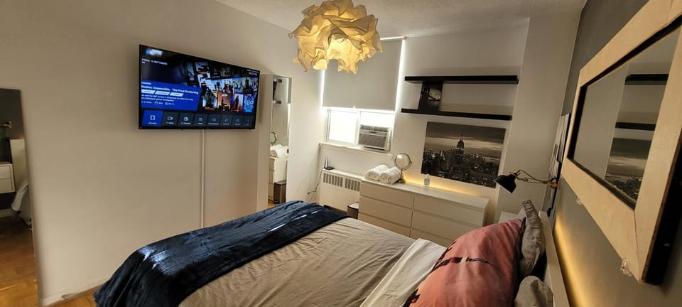 Medium size room for 2 Bed and Breakfast in Toronto