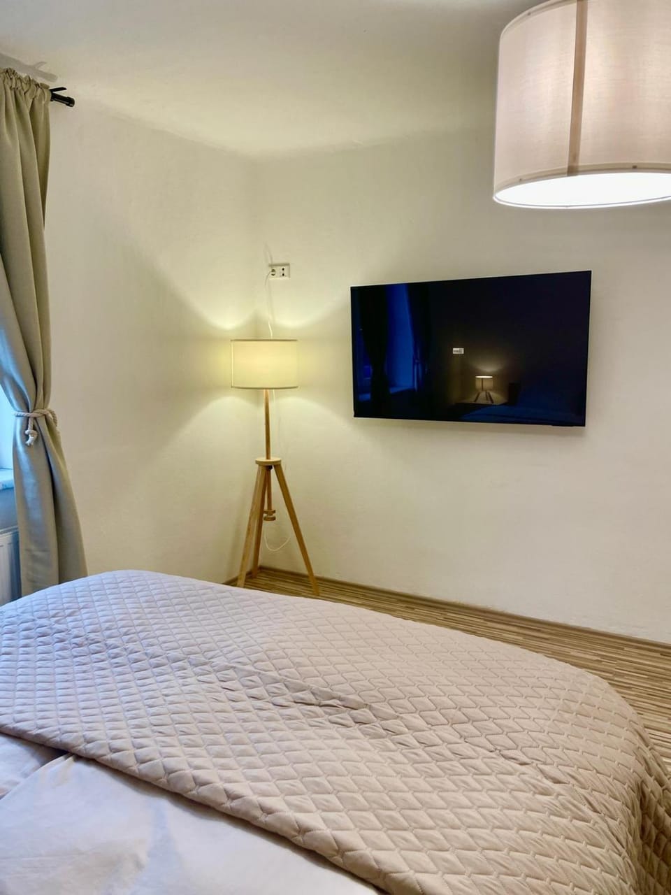 Bed, TV and multimedia, Bedroom