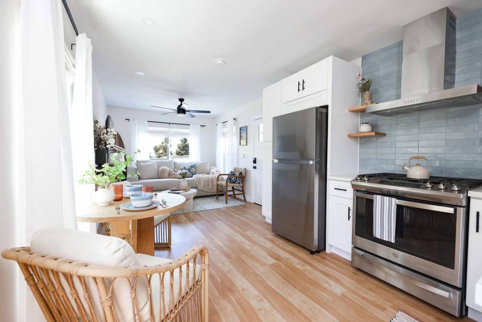 Work-From-Beach Dream Ocean Views Hot tub, BBQ Apartment in Oceanside