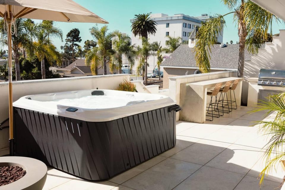 The Swell Oceanview Designer Stay Hot Tub Apartment in Oceanside