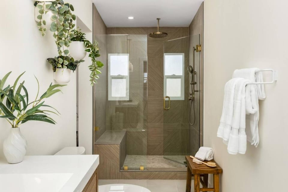 The Swell Oceanview Designer Stay Hot Tub Apartment in Oceanside