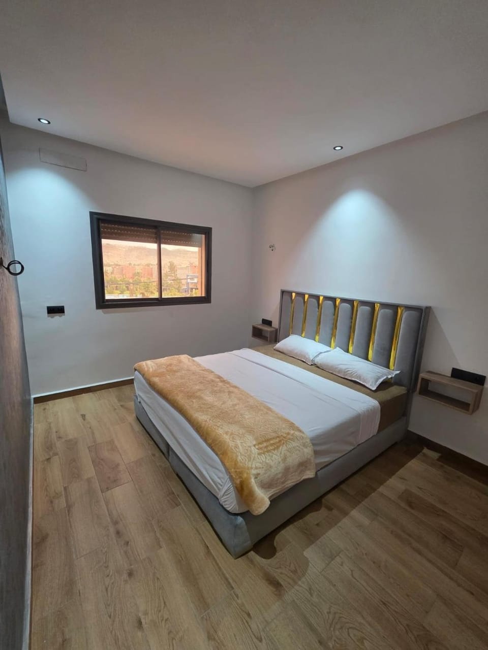 Bed, Photo of the whole room, Bedroom
