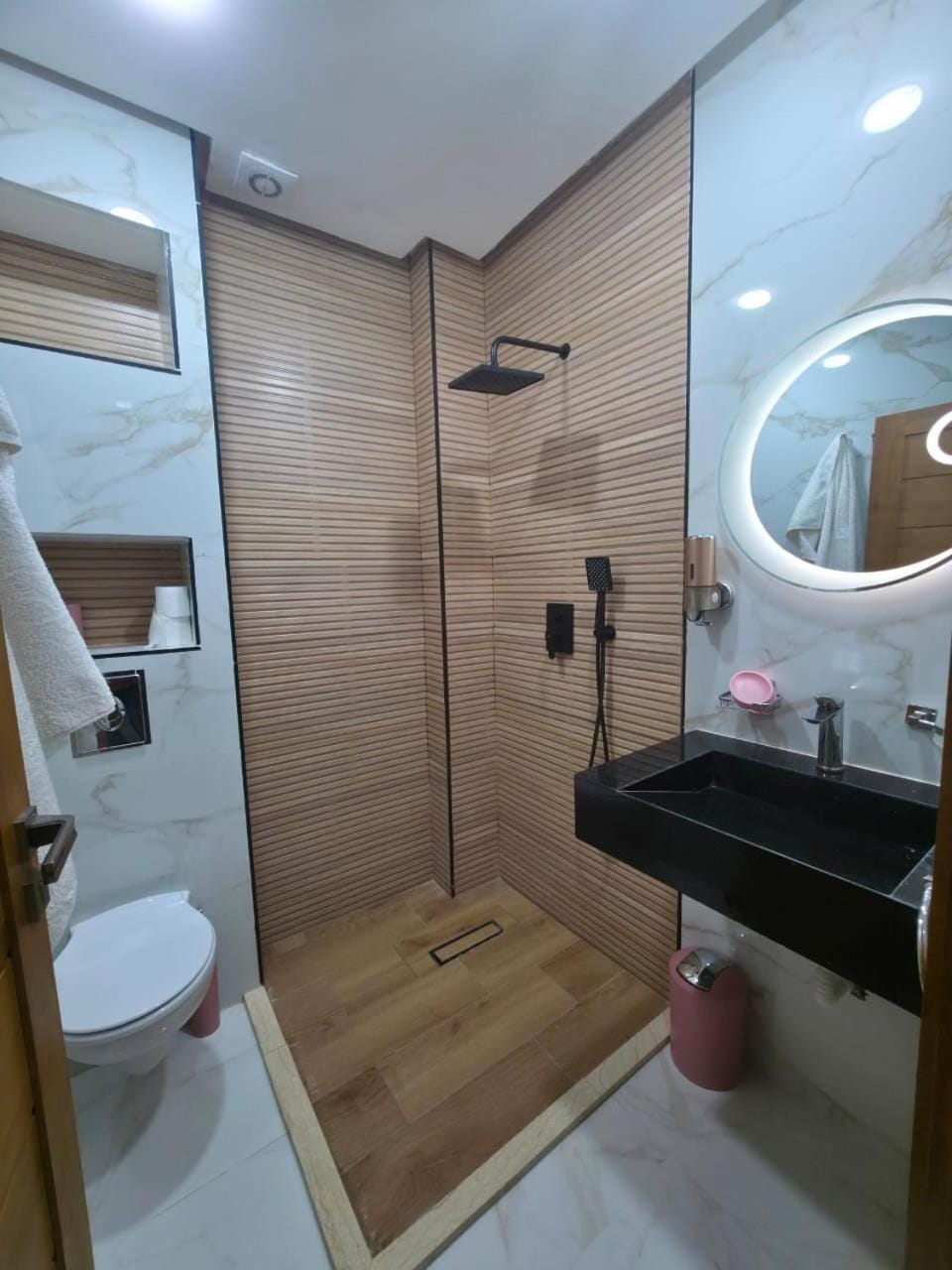 Shower, Toilet, Bathroom, towels