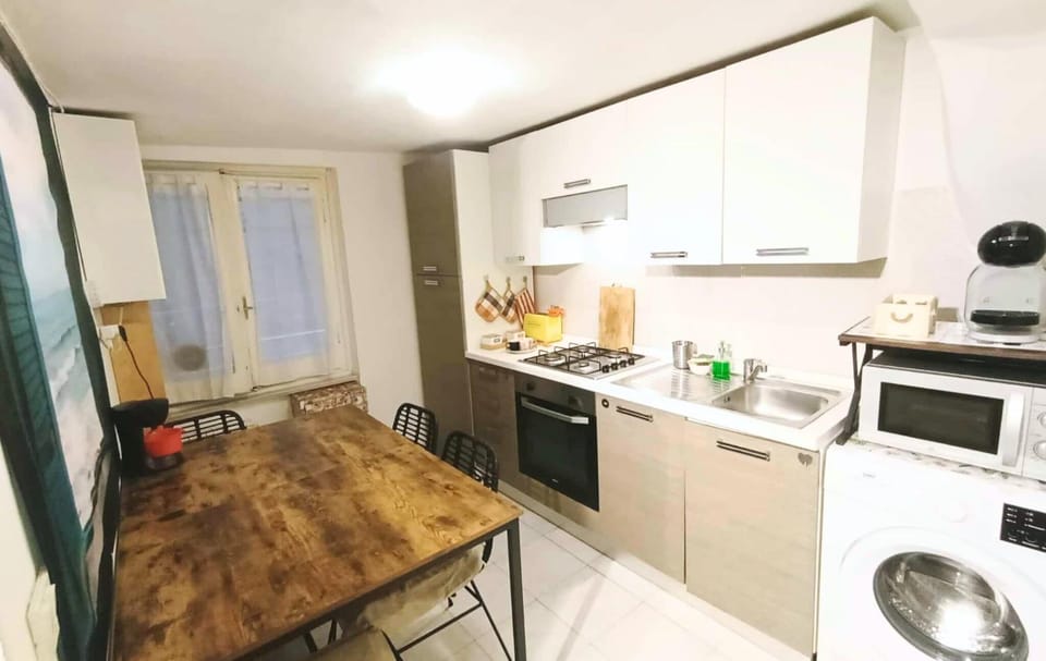 Coffee/tea facilities, Kitchen or kitchenette, Dining area, oven, stove, toaster, kitchen