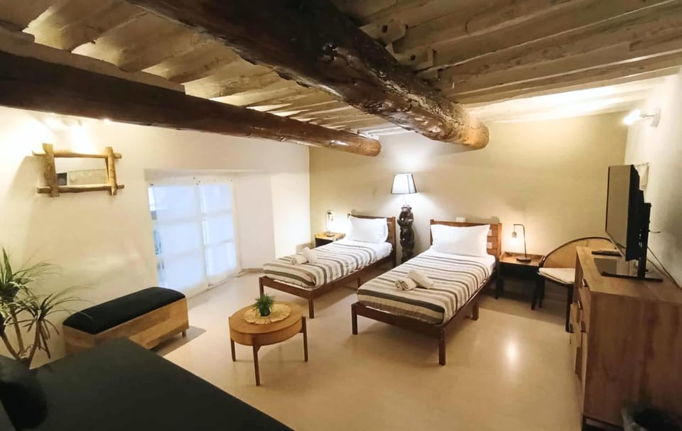 Communal lounge/ TV room, Bed, TV and multimedia, Living room, Photo of the whole room, Decorative detail, Seating area, Evening entertainment, Bedroom, internet