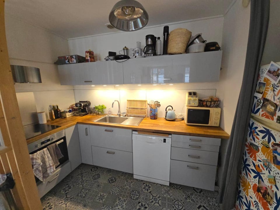 Coffee/tea facilities, Kitchen or kitchenette, dishwasher, oven, stove, toaster