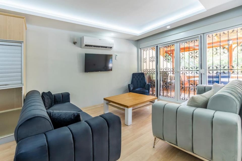 Communal lounge/ TV room, TV and multimedia, Living room, Seating area, air conditioner