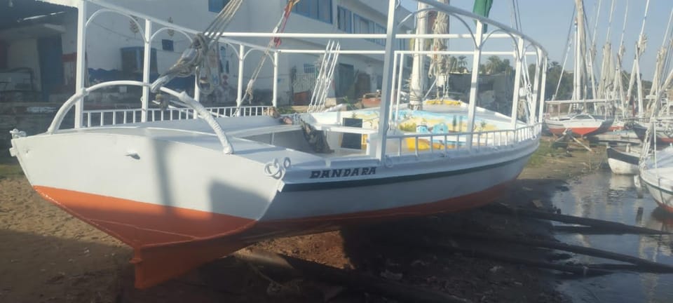 دندرة بوت Docked boat in Red Sea Governorate
