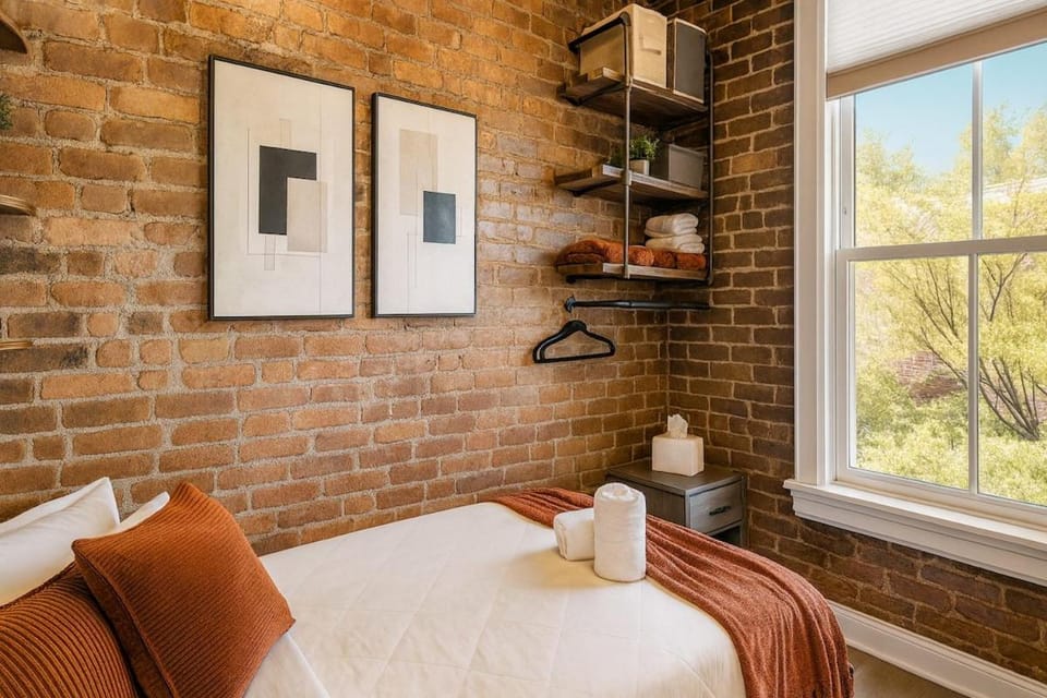 Bright Downtown Room near Yale & East Rock! Apartment in New Haven