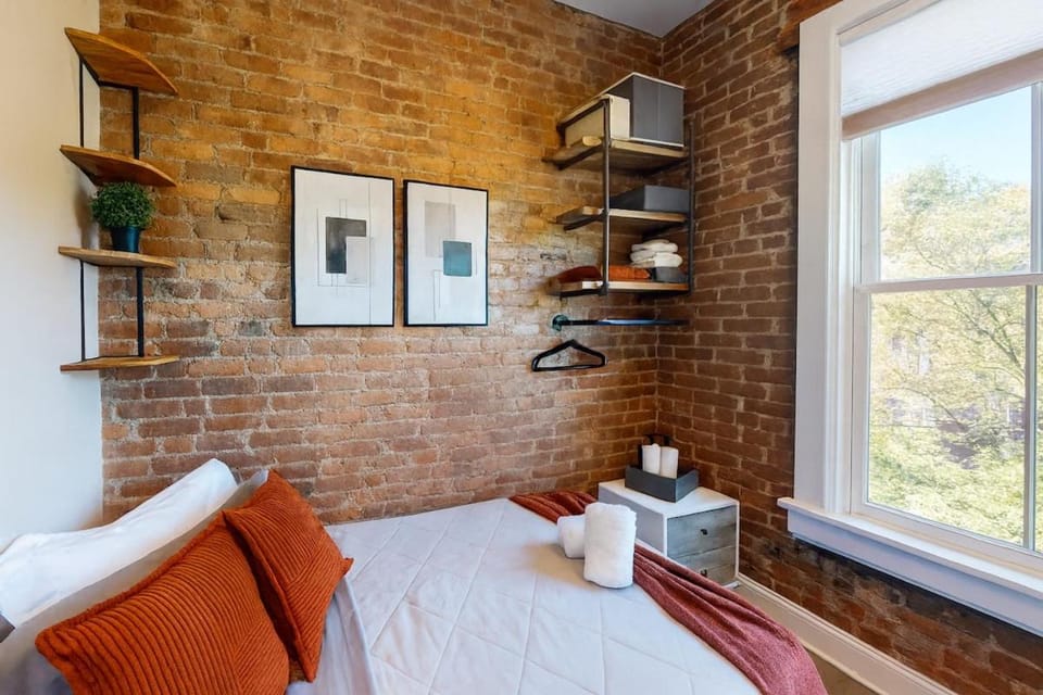 Bright Downtown Room near Yale & East Rock! Apartment in New Haven