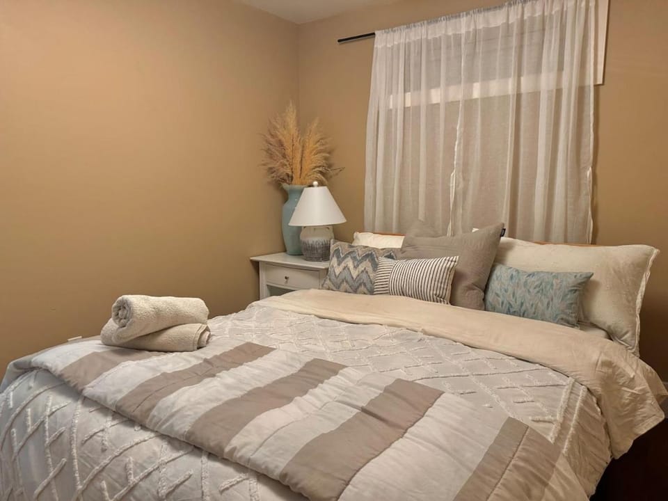Bed, Bedroom, towels