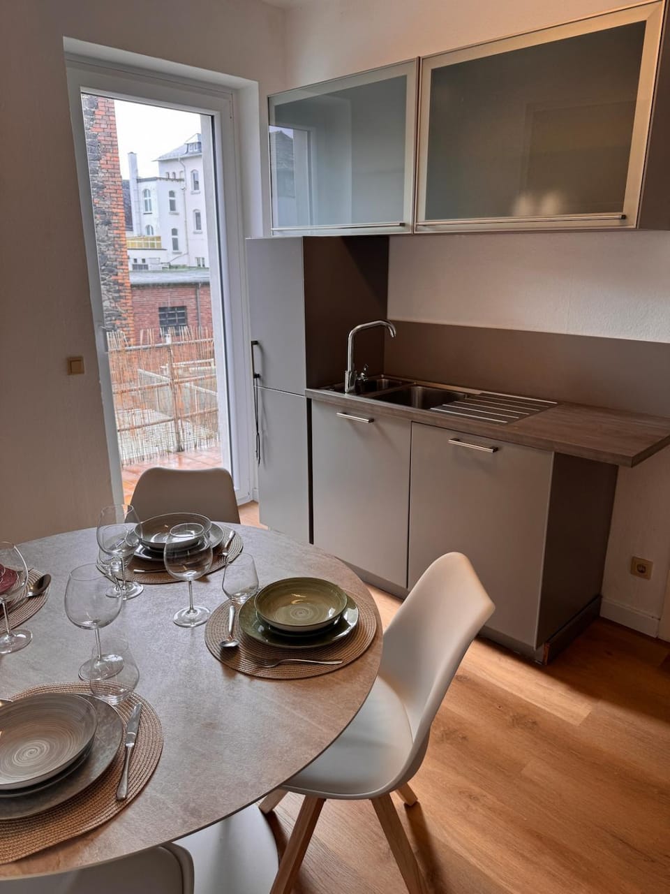 Kitchen or kitchenette, Dining area