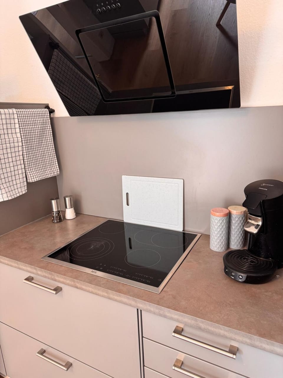 Coffee/tea facilities, Kitchen or kitchenette, stove