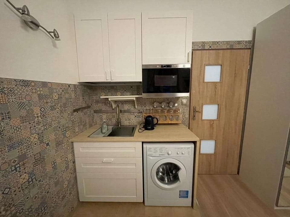 Kitchen or kitchenette, microwave, washing machine