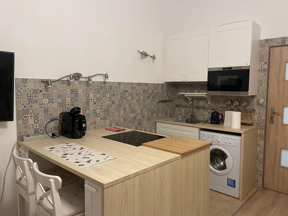 Kitchen or kitchenette, stove, washing machine