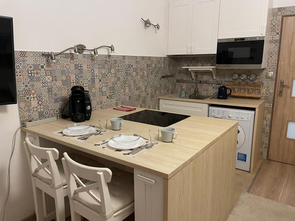 Dining area, oven, stove