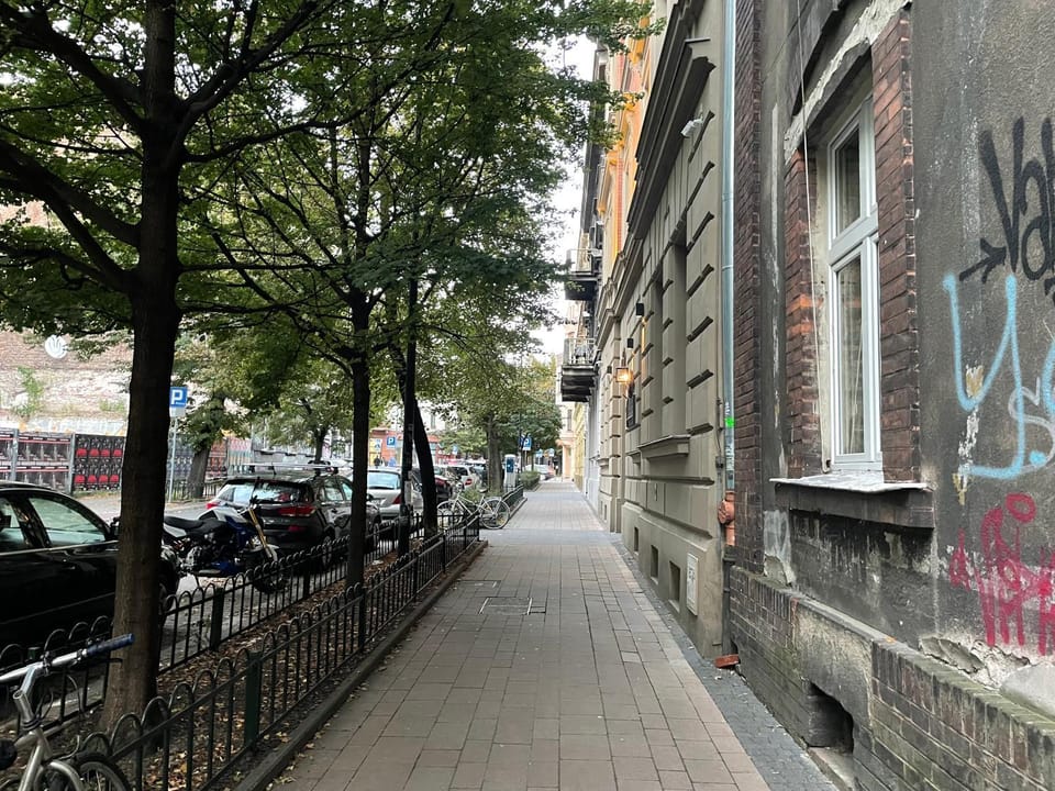 Property building, Neighbourhood, Street view, Location, Parking