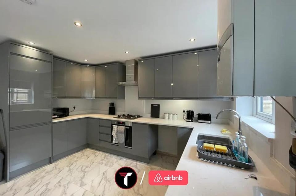 Kitchen or kitchenette, dishwasher, stove