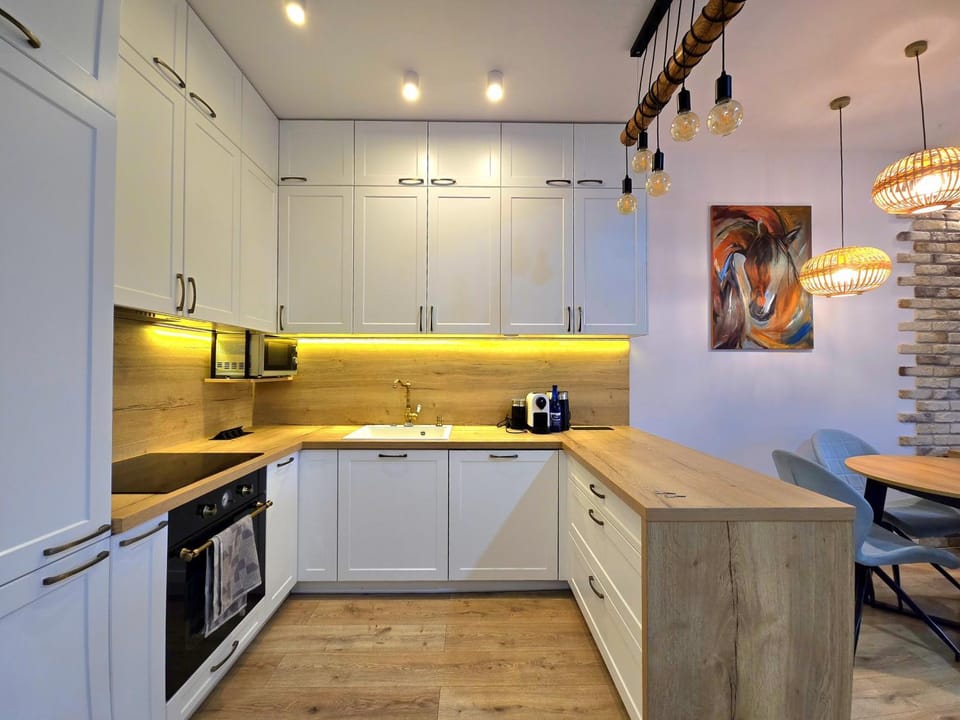 Kitchen or kitchenette, dishwasher, microwave