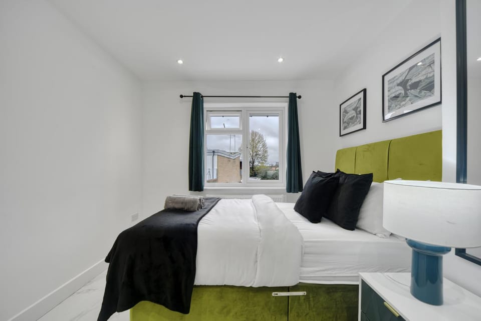 Bright Modern Edgware Home with Garden & Parking Sleeps 6 House in Edgware