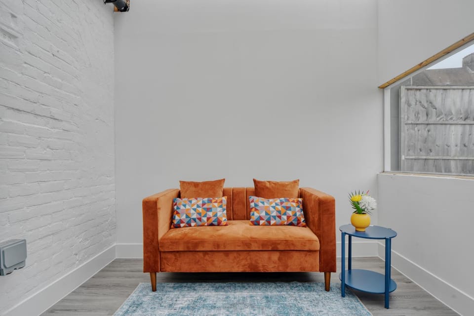 Bright Modern Edgware Home with Garden & Parking Sleeps 6 House in Edgware