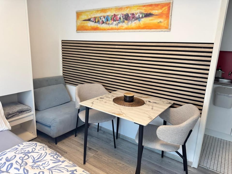Seating area, Dining area