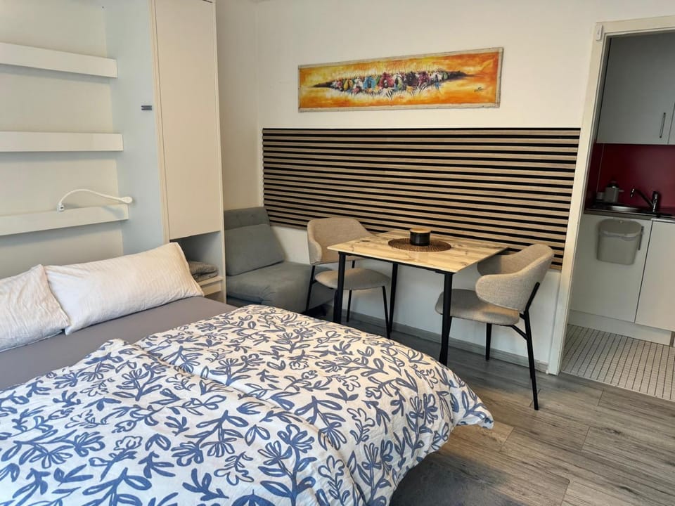 Bed, Kitchen or kitchenette, Seating area, Dining area, Bedroom