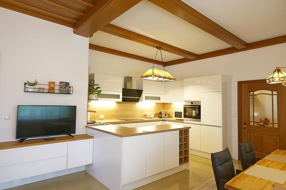 TV and multimedia, Kitchen or kitchenette, oven, stove