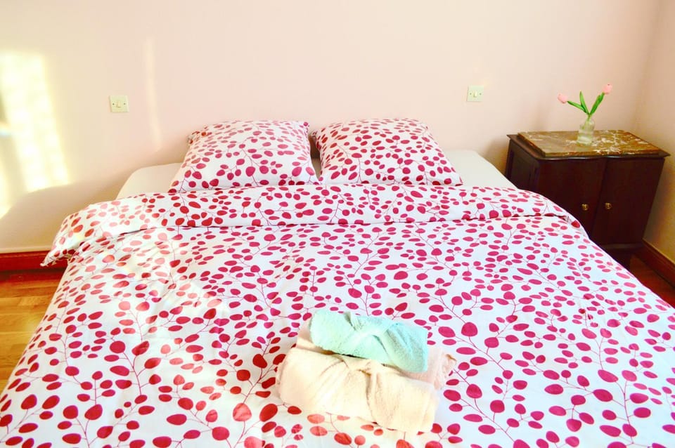 Bed, Bedroom, towels