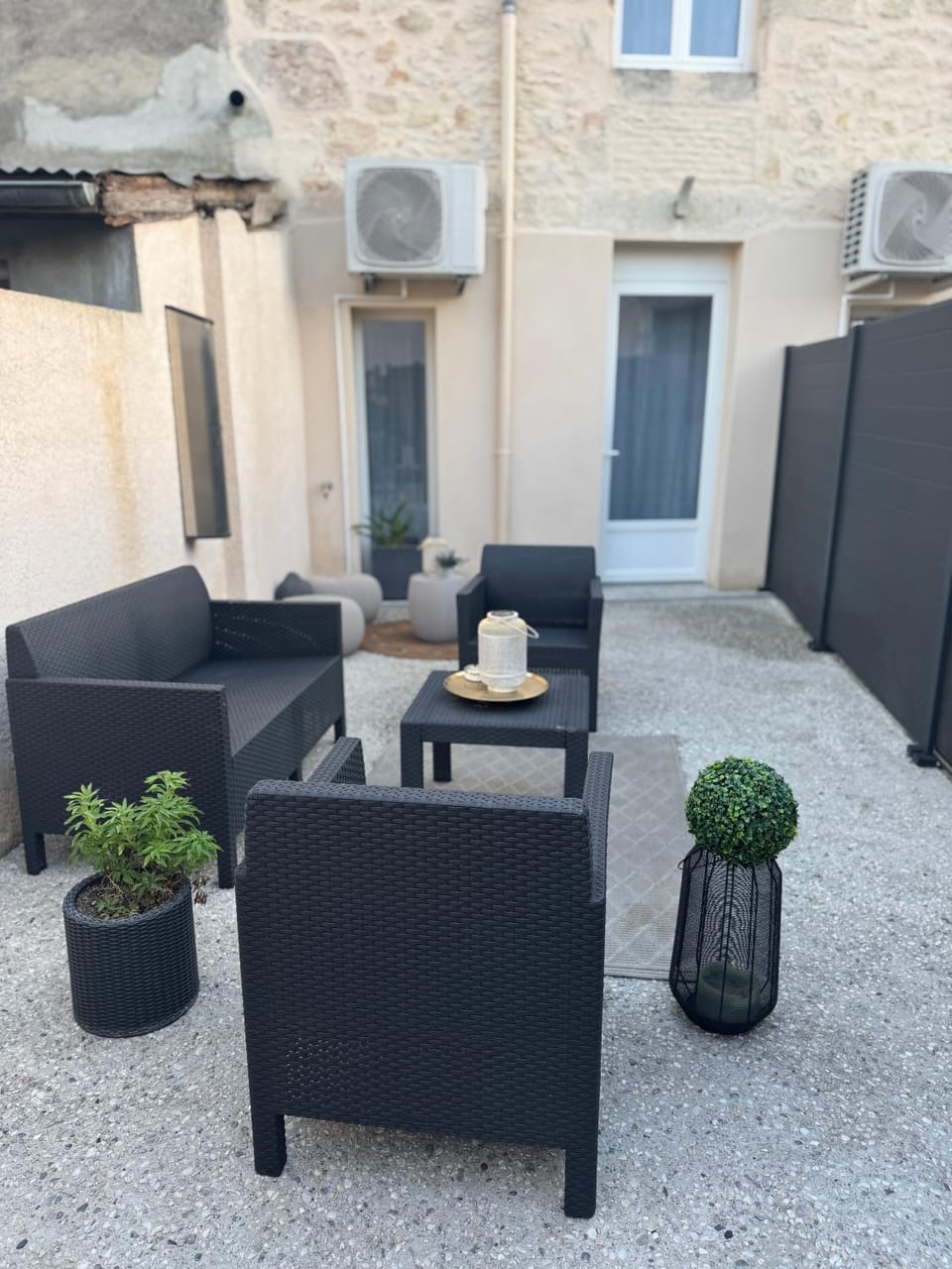 Patio, Day, Balcony/Terrace, Dining area